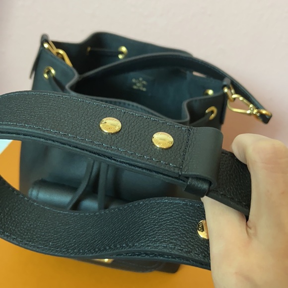 SOLD - BRAND NEW! Authentic Louis Vuitton Lockme Bucket - Picture 11 of 15